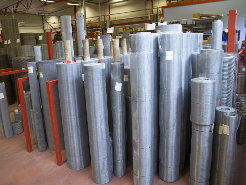 Rolls of metal cloth in differents sizes Grey Ware house invironment